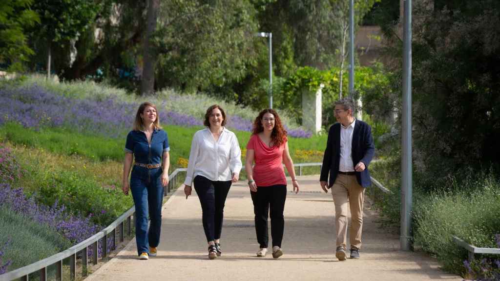 Ada Colau, con los tenientes de alcaldía Janet Sanz, Laura Pérez y Jordi Martí, este jueves en Barcelona / EUROPA PRESS