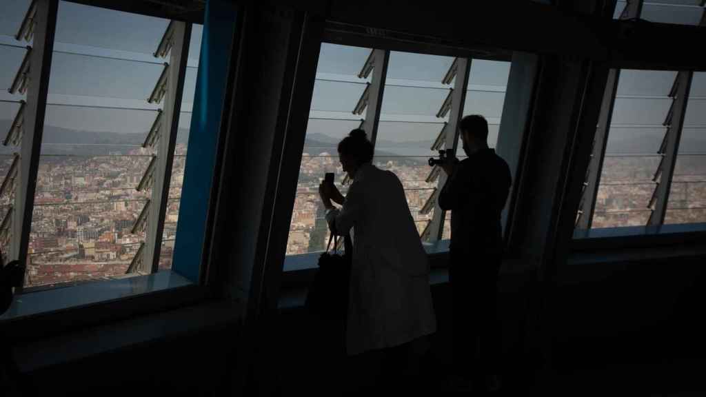 Dos personas en el interior del mirador de la Torre Glòries de Barcelona