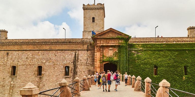 Acceso al Castillo de Montjuïc / TMB