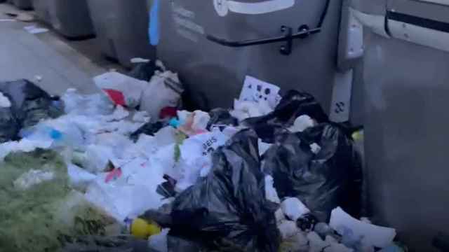 Contenedores en Barcelona llenos de bolsas de basura / METRÓPOLI