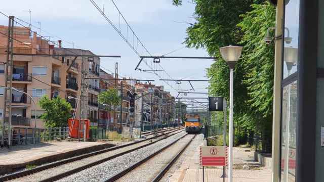 Un tren de Rodalies Renfe llega a la estación de Cerdanyola del Vallès / METRÓPOLI