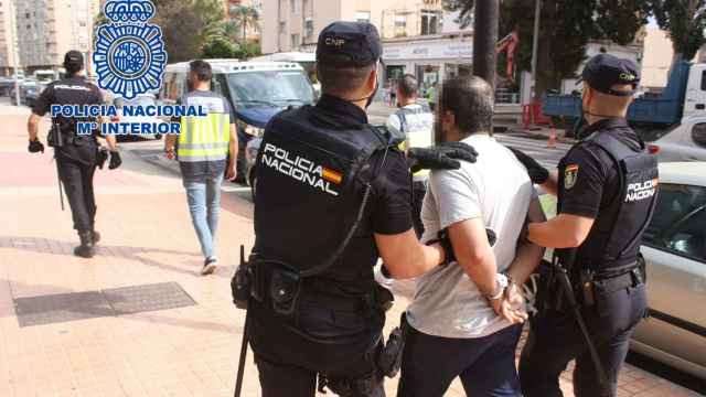 Agentes de la Policía Nacional con un detenido en Barcelona / POLICÍA NACIONAL