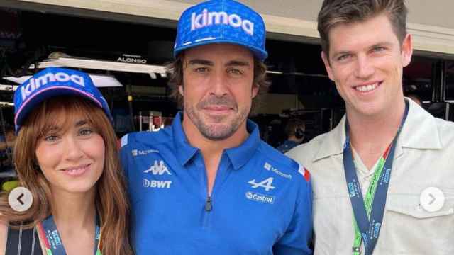 Aitana junto a Fernando Alonso y Miguel Bernadeu / AITANA