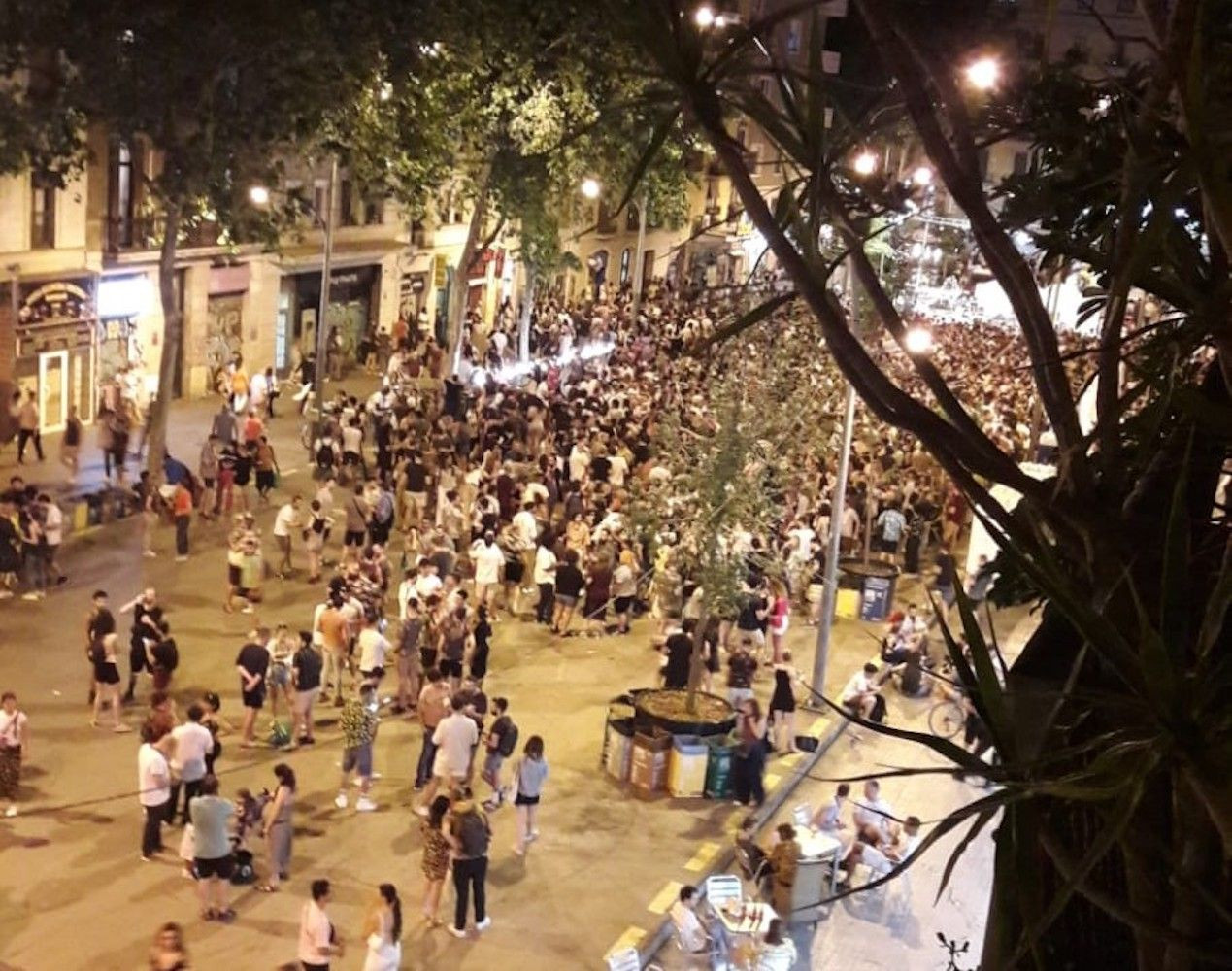 Centenares de asistentes en una fiesta en la ronda de Sant Antoni, con un ruido infernal / CEDIDA