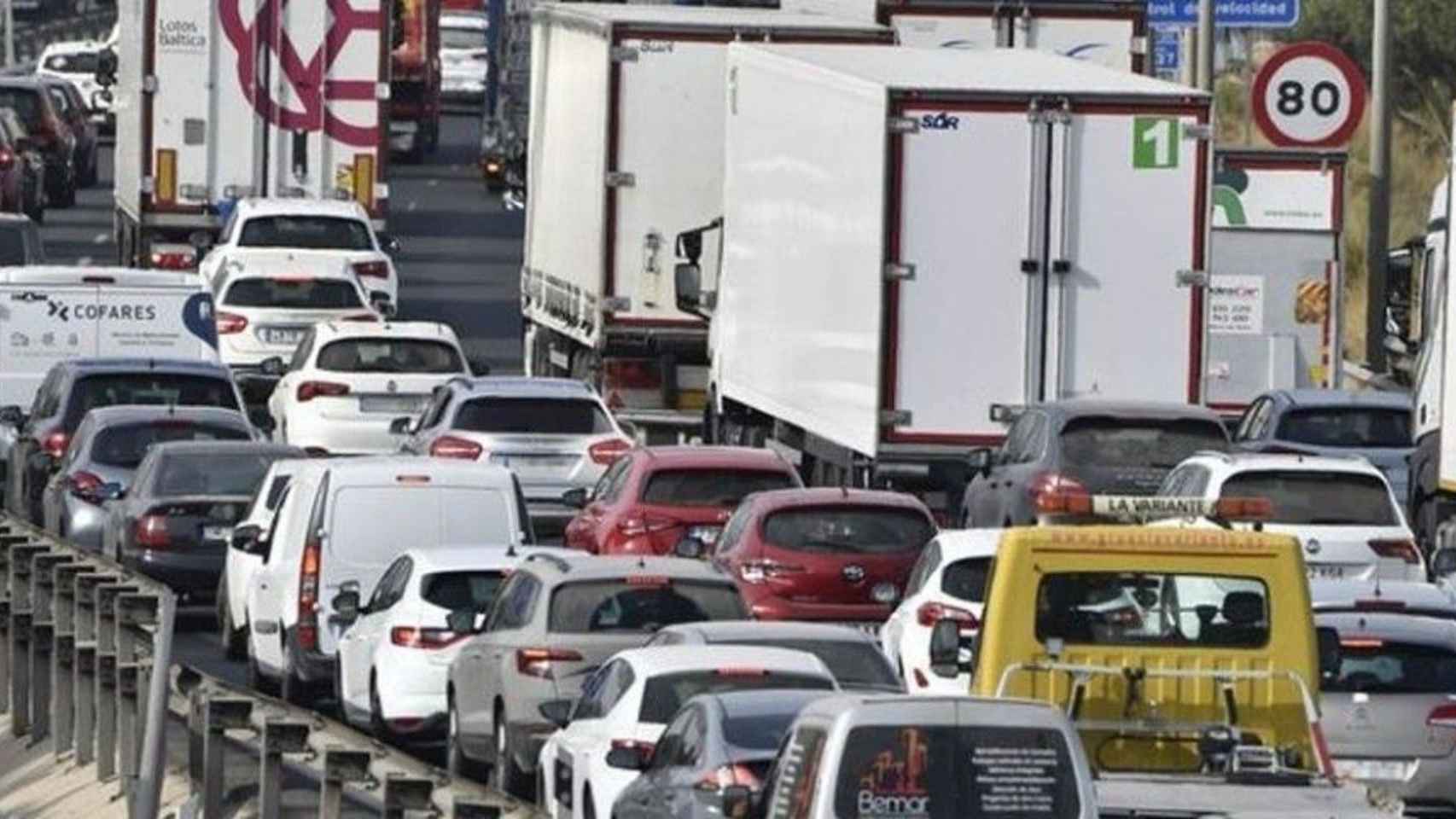 Retenciones en una autopista / EUROPA PRESS