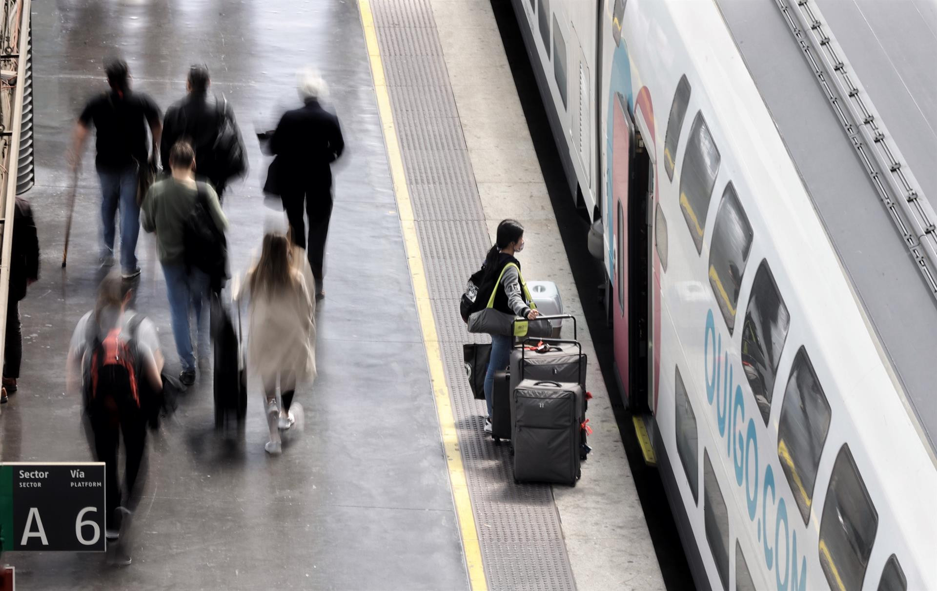 Una pasajera sube a un tren de Ouigo Barcelona-Madrid / EUROPA PRESS