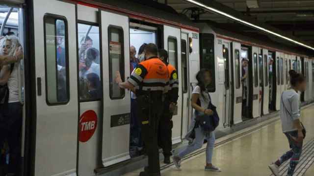 Vigilantes en el metro de Barcelona / ARCHIVO