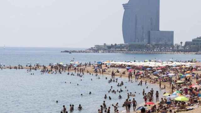 Bañistas en la playa de la Barceloneta / HUGO FERNÁNDEZ