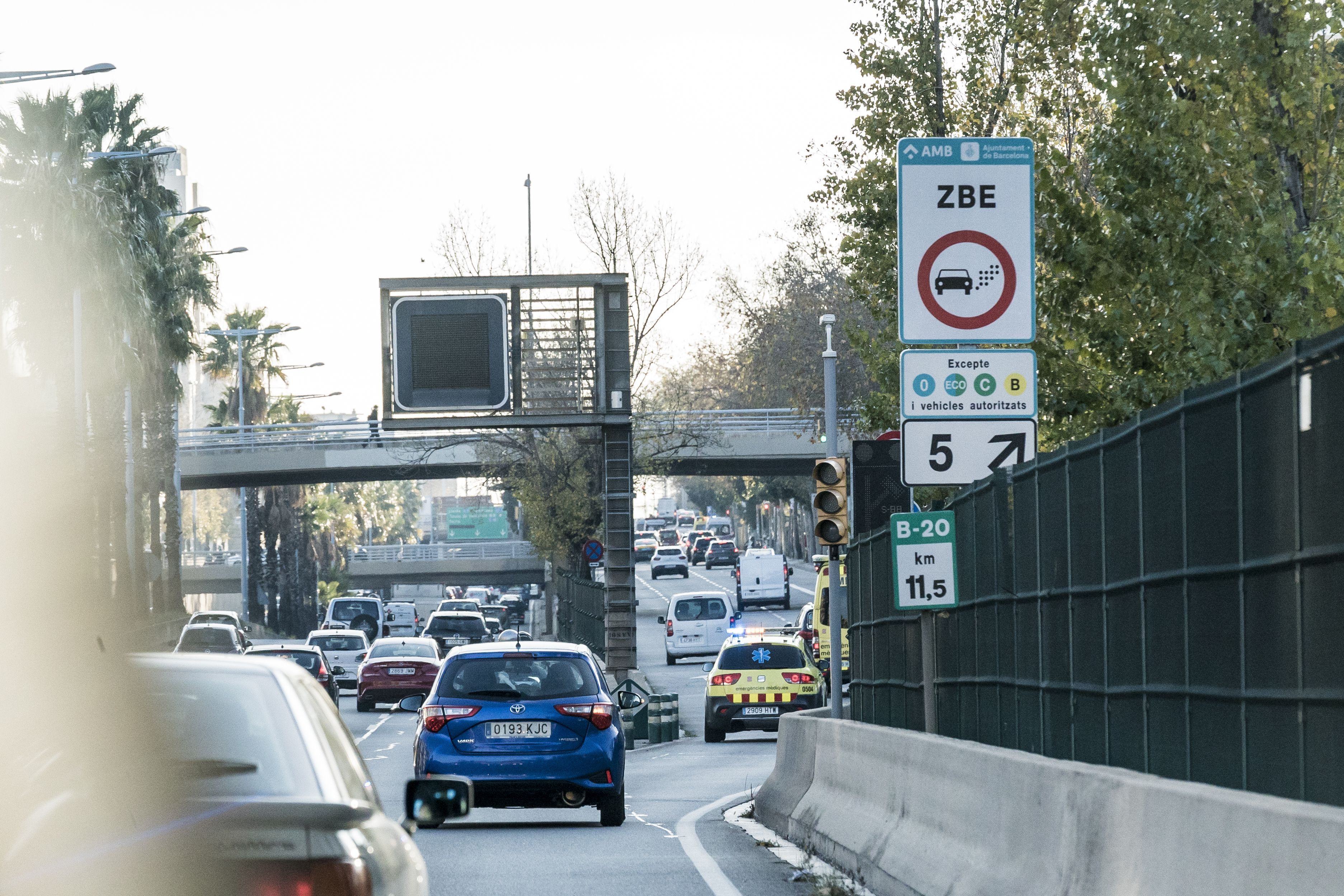 Cartel indicador de la Zona de Bajas Emisiones (ZBE) en Barcelona / AJ BCN