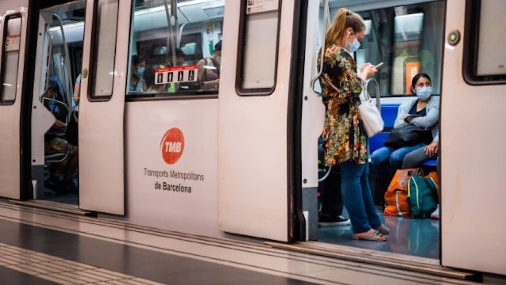 Pasajeros del metro de Barcelona durante la pandemia