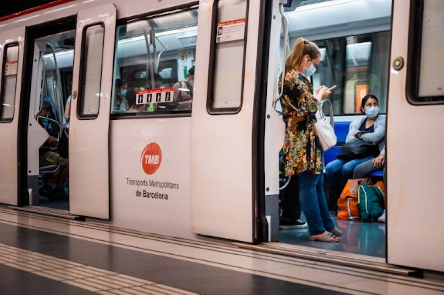 Imagen del metro de Barcelona durante la pandemia del coronavirus / TMB