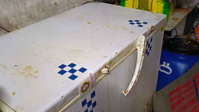 Nevera donde se encontraba parte de los 200 kilos de comida en mal estado de un piso-cocina ilegal / GUARDIA URBANA