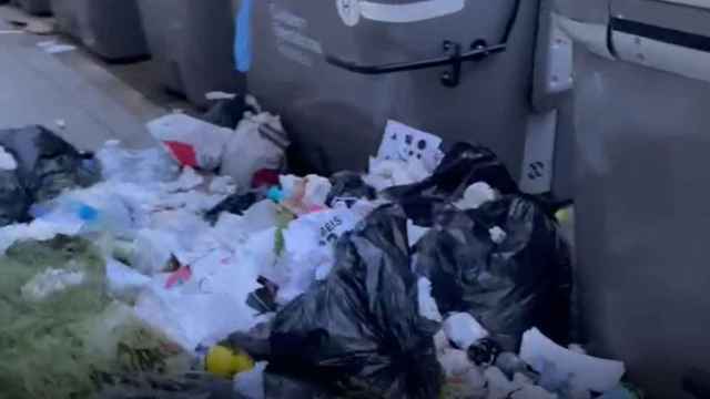 Contenedores en Barcelona desbordados de bolsas de basura / METRÓPOLI