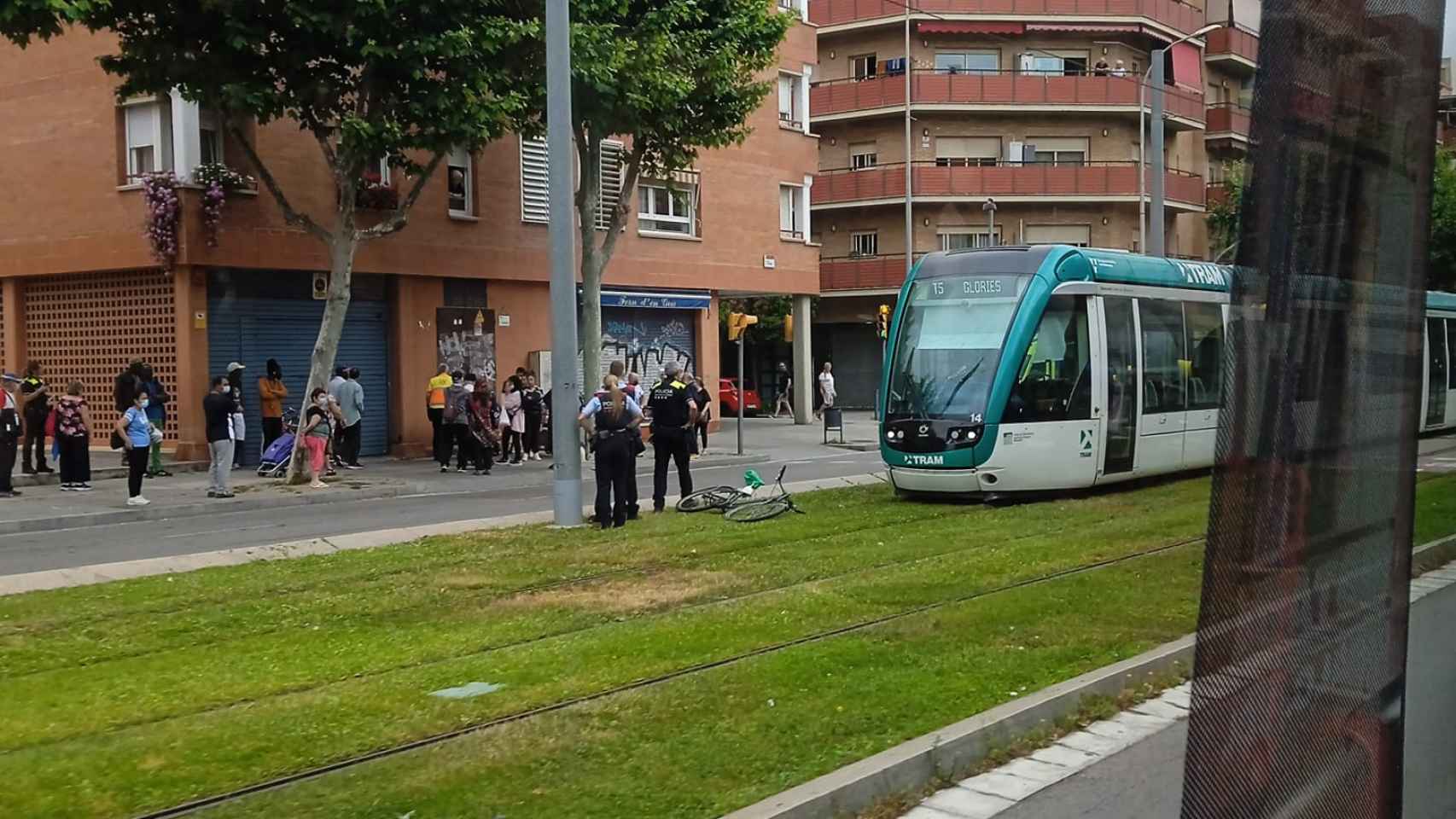 El Tranvía Se Lleva Por Delante A Un Ciclista En Sant Adrià 