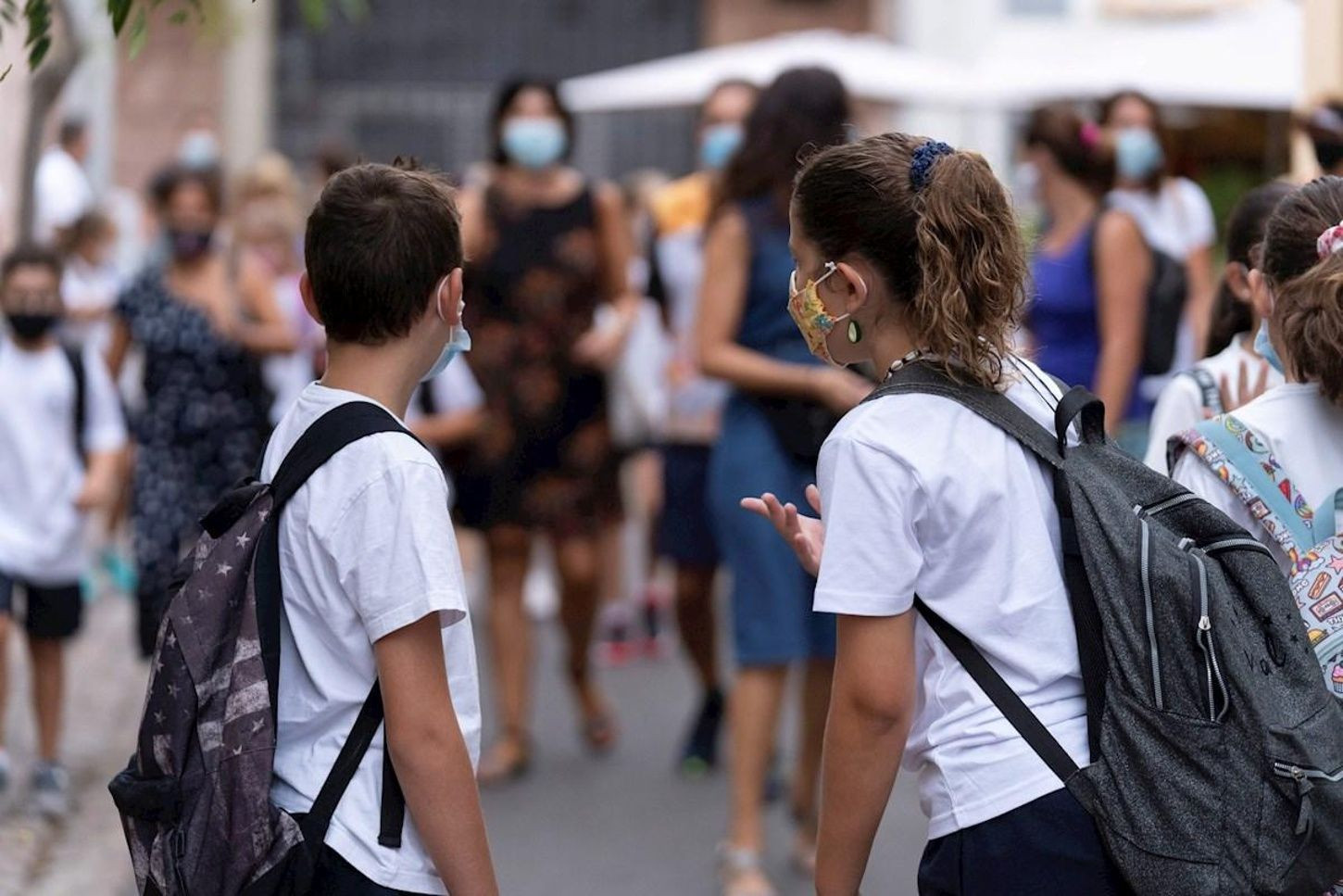 Dos alumnos en la entrada de un colegio de Barcelona / EFE