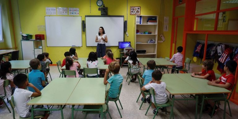 Una profesora imparte clase a sus estudiantes / EFE