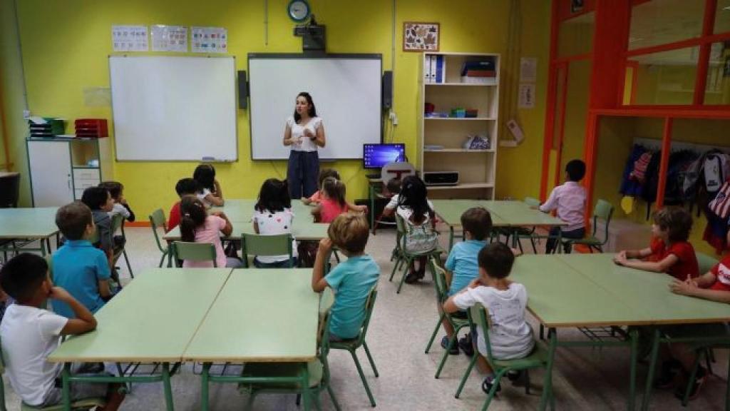 Una profesora imparte clase en una imagen de archivo