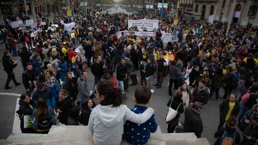 Manifestantes cortan Jardinets de Gràcia con Avenida Diagonal durante una protesta de profesores / EUROPA PRESS - David Zorrakino