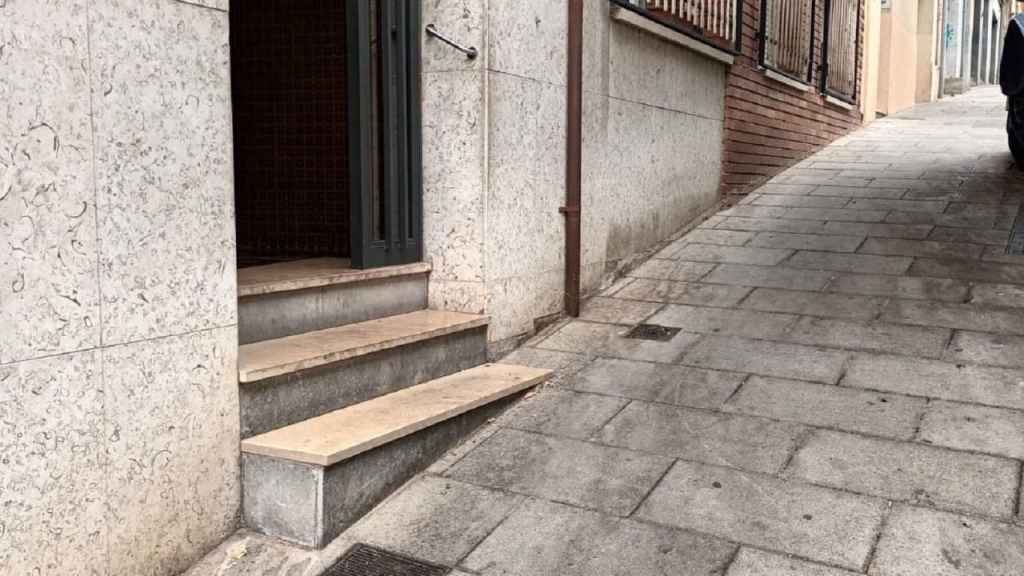 Entrada al edificio de la calle de La Manxa en el Carmel / CEDIDA