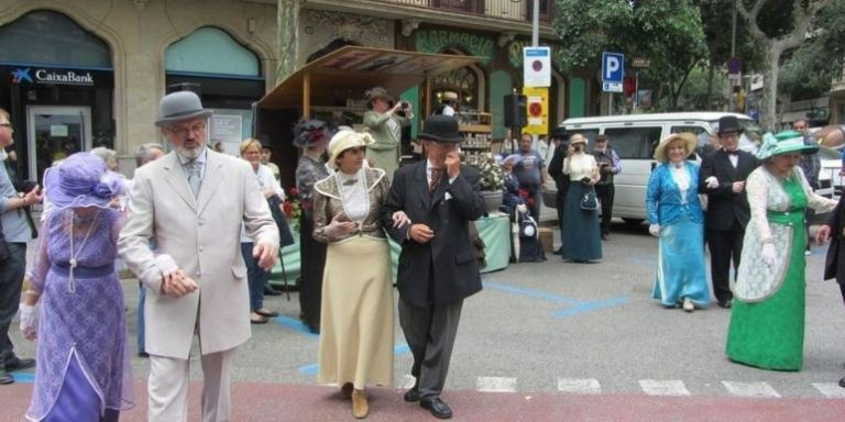 Asistentes vestidos de la época en una edición anterior de la Feria Modernista /  FIRA MODERNISTA