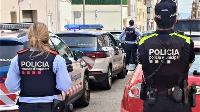 Agentes de Mossos y de la policía local de Terrassa durante una detención