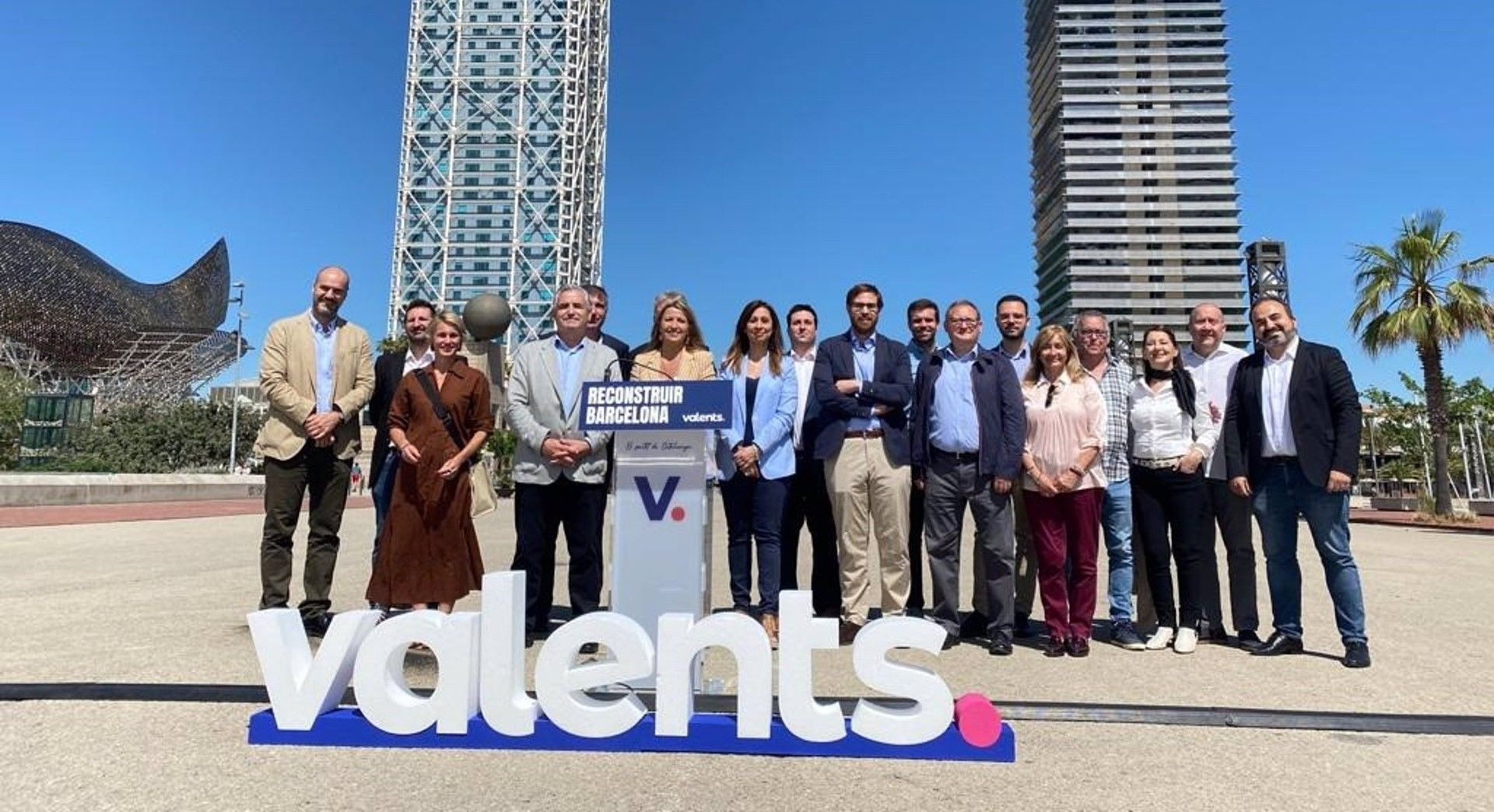 Eva Parera, delante del atril, junto al equipo de Valents / EUROPA PRESS