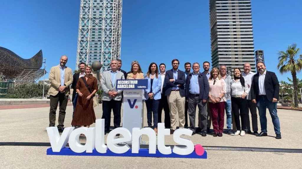 Eva Parera, delante del atril, junto al equipo de Valents / EUROPA PRESS