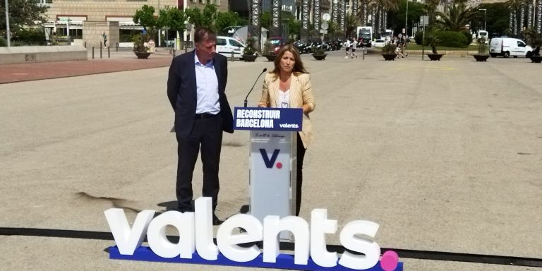 Eva Parera con Joan López Alegre, en el muelle de la Marina de Barcelona / METRÓPOLI - JORDI SUBIRANA