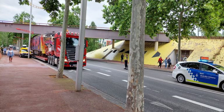 La Guardia Urbana escolta a la grúa que transporta el vagón de metro / METRÓPOLI