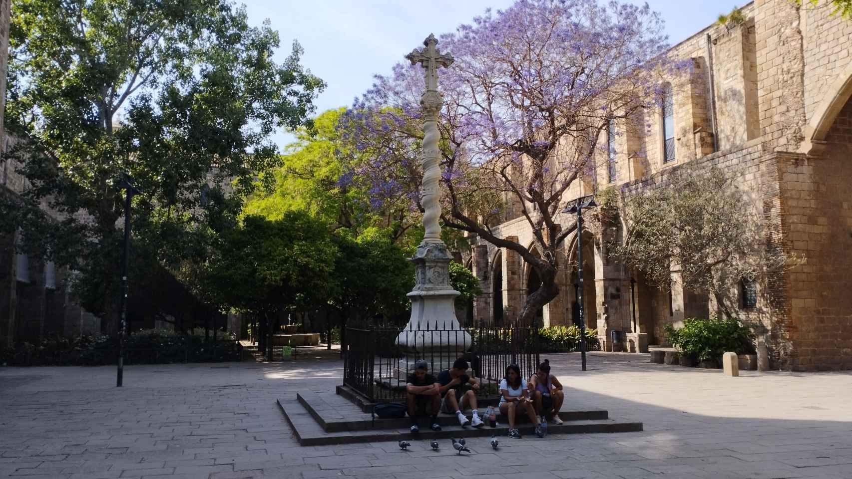 Cuatro jóvenes sentados en los jardines Rubió i Lluch este lunes / GUILLEM ANDRÉS