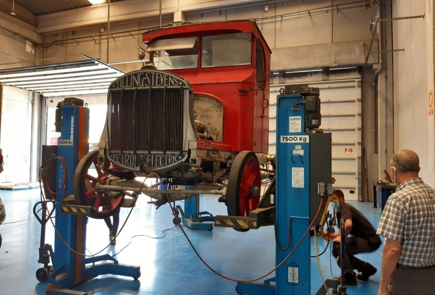 El primer autobús de la historia de TMB, que circulará por Barcelona este junio / TMB