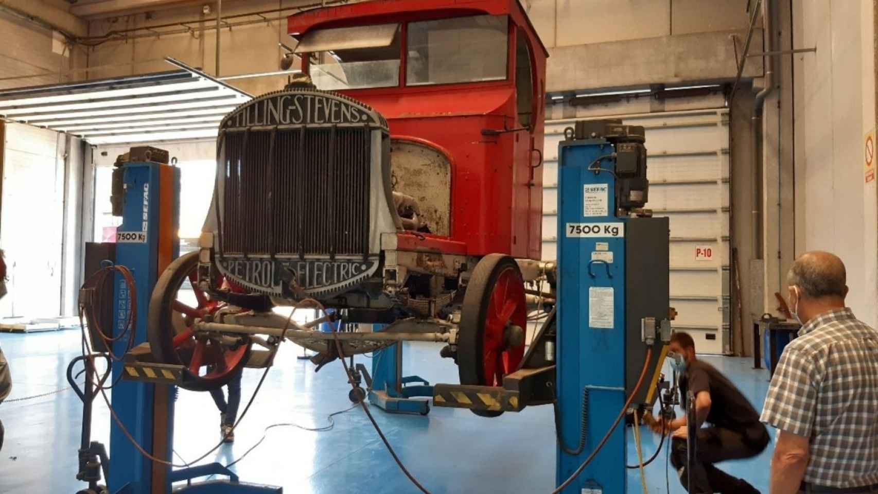 El primer autobús de la historia de TMB, que circulará por Barcelona este junio / TMB