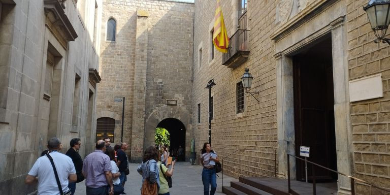 Un grupo de turistas admira la fachada del Institut d'Estudis Catalans (IEC) / GUILLEM ANDRÉS