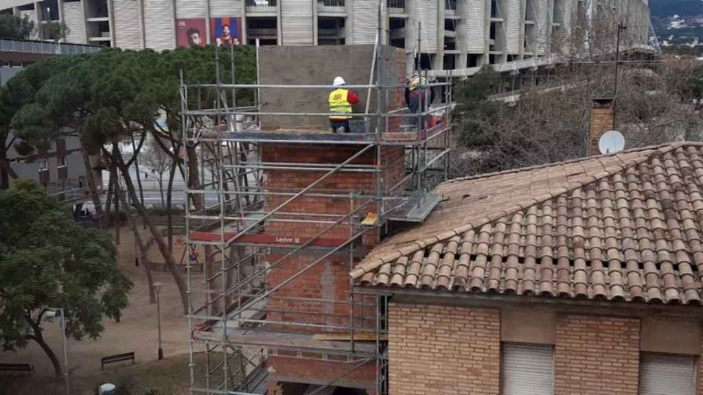 Una chimenea de una macrocina fantasma en Les Corts, ya paralizada / ASOCIACIÓN DE VECINOS DEL CAMP NOU