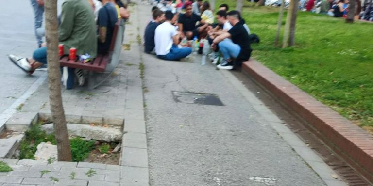 Jóvenes haciendo botellón a plena luz del día / CEDIDA