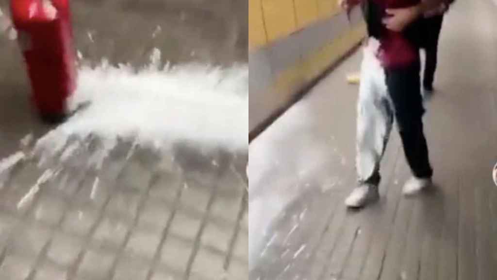 Capturas de pantalla del vídeo en el que vacían un extintor en el metro / TIKTOK