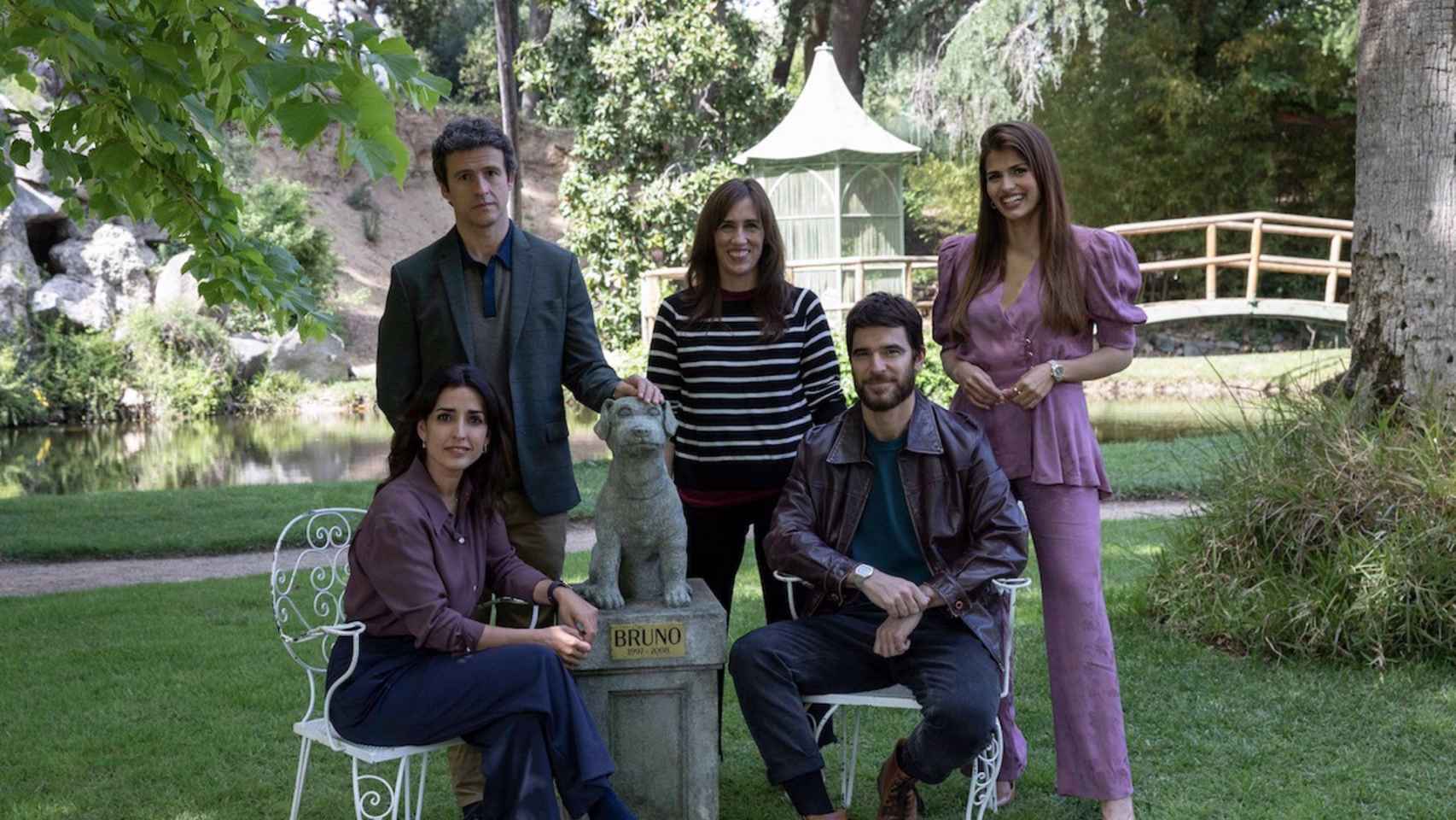 Parte del elenco de la película 'El favor' con la directora, Juana Macías / LA PORTERÍA DE JORGE JUAN