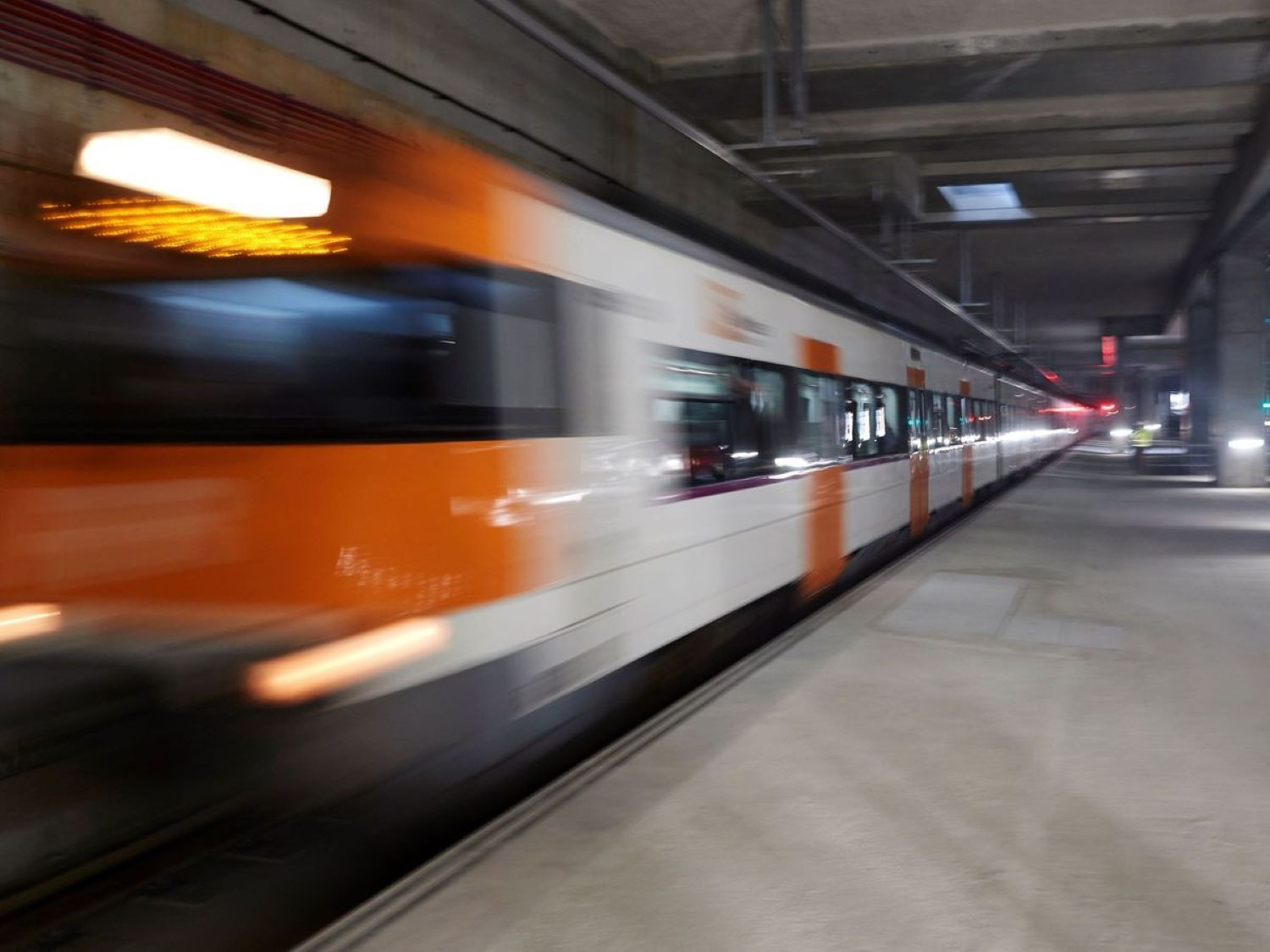 Tren de Rodalies Renfe en un andén de Barcelona