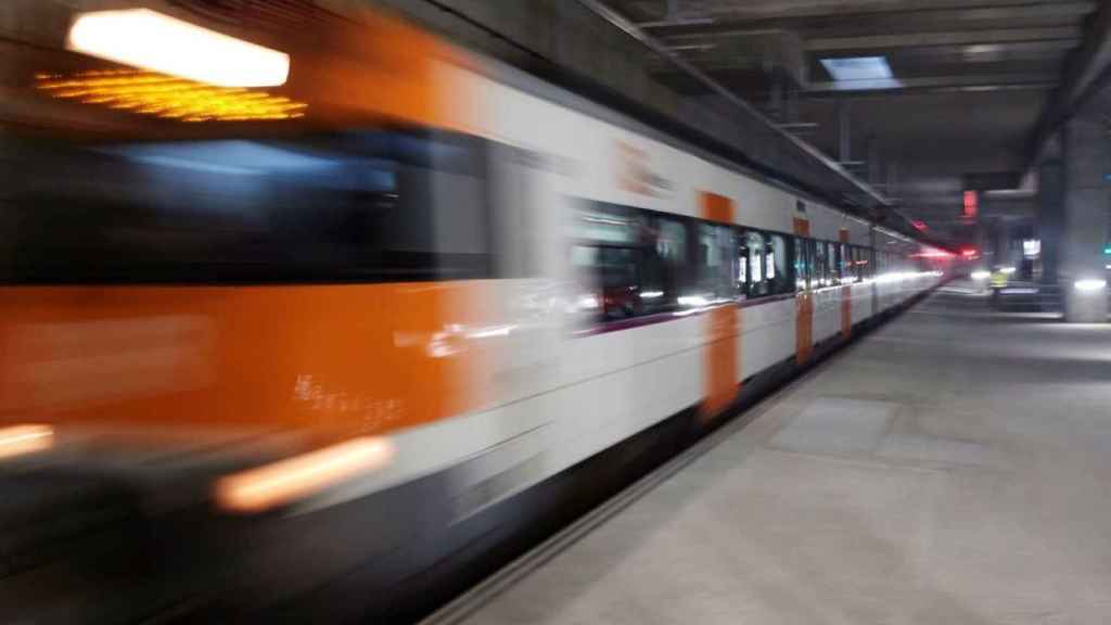 Un tren de Rodalies en un andén de Barcelona