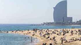 Una imagen de archivo de la playa de la Barceloneta / EFE