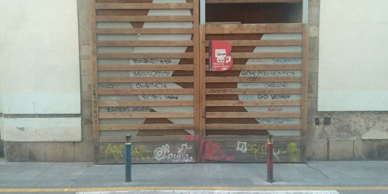 Grafitis, en una puerta de Santa Caterina / METRÓPOLI - JORDI SUBIRANA 