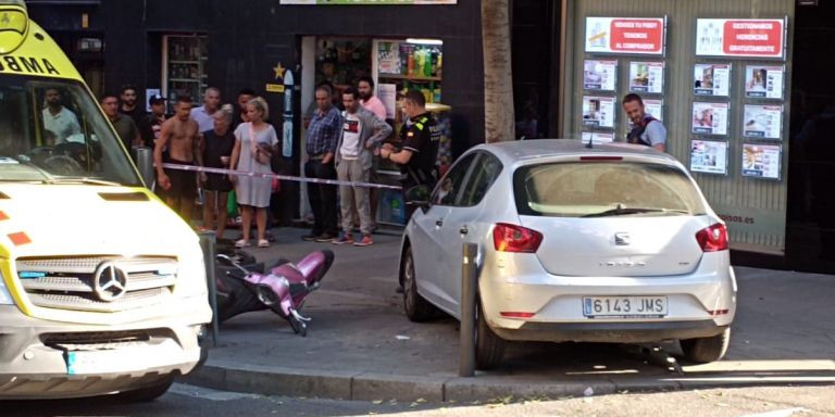 Coche de los ladrones que han huido de la policía en Santa Coloma de Gramenet / METRÓPOLI