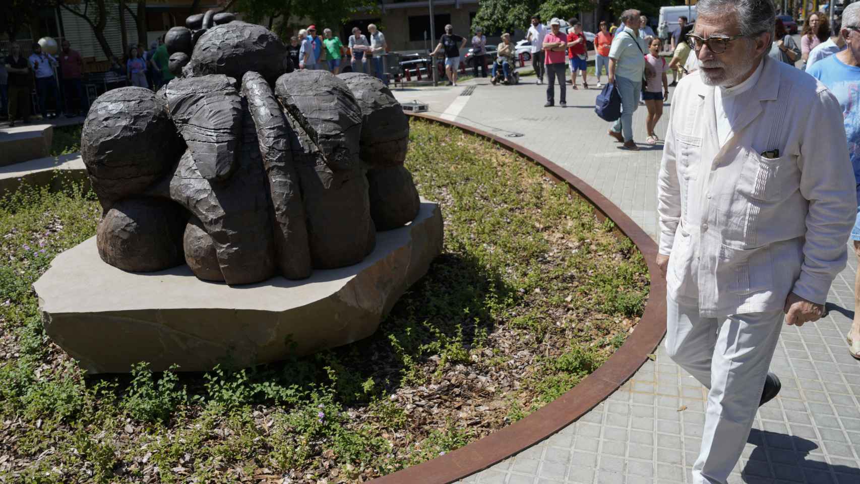 El escultor Jaume Plensa junto a la obra 'L'Escullera', abandonada durante más de una década / EFE