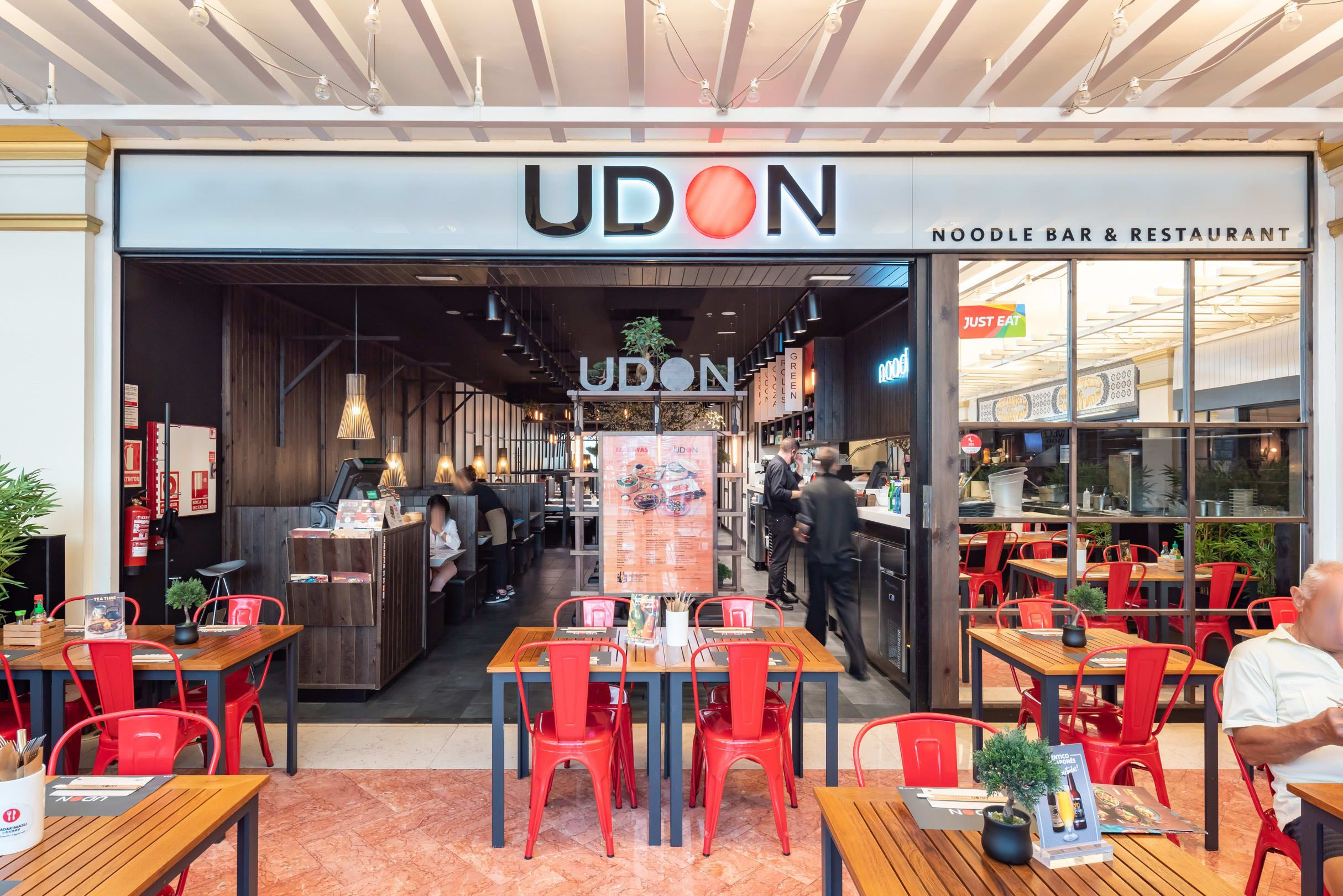 Exterior de un restaurante de la cadena de comida asiática Udon