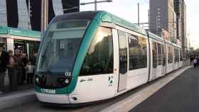 Tram recogiendo a los pasajeros en la parada del Fòrum / ARCHIVO