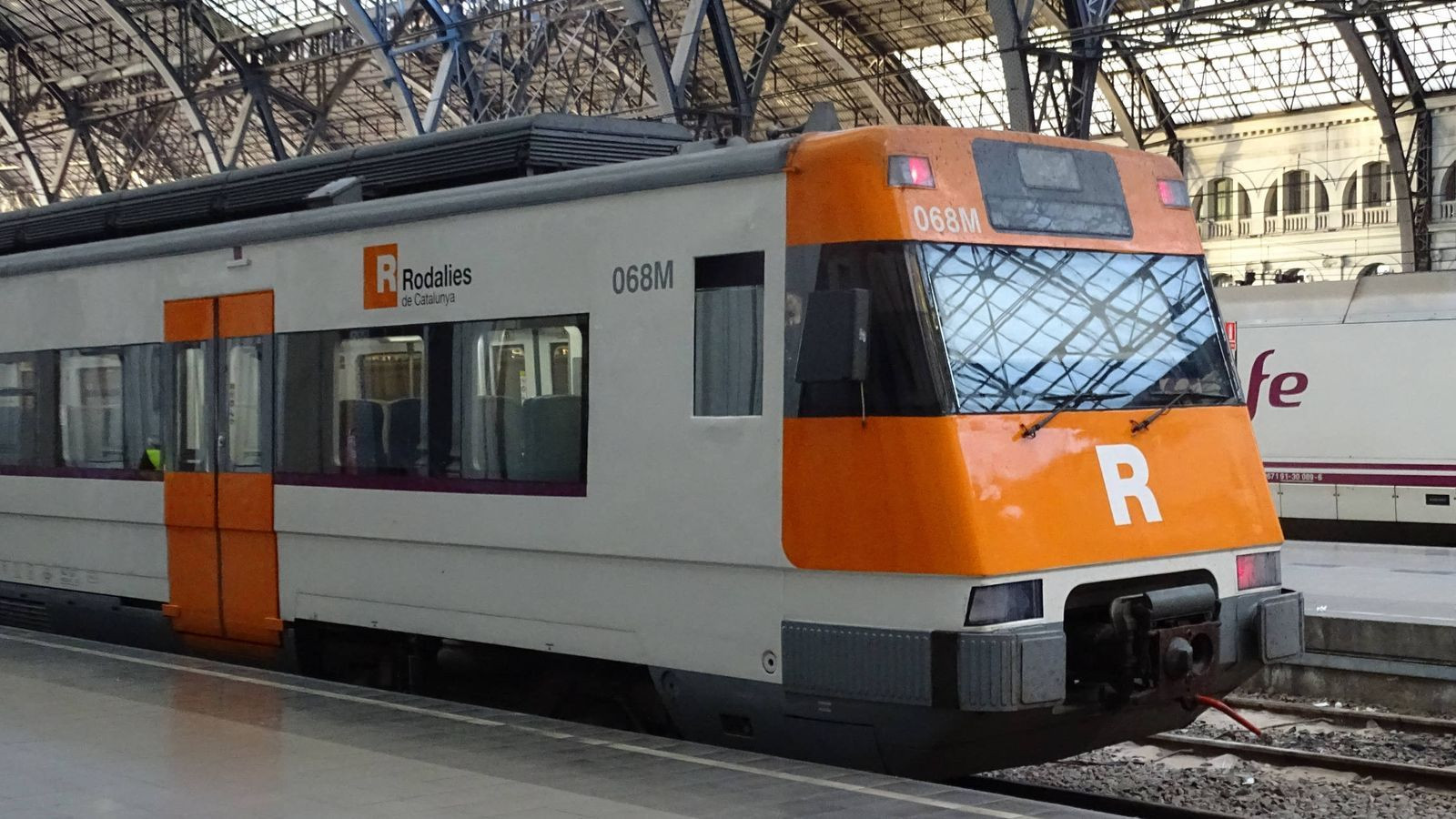 Tren de Rodalies en el andén de una estación en una imagen de archivo