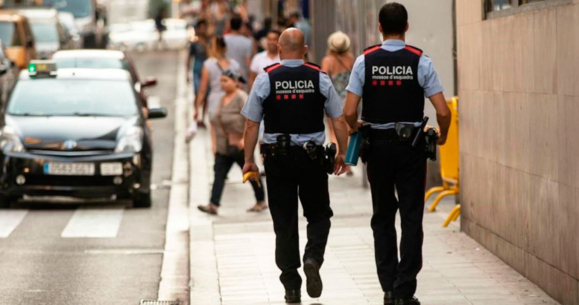 Dos agentes de los Mossos patrullando en las calles de Barcelona en una imagen de archivo / CEDIDA