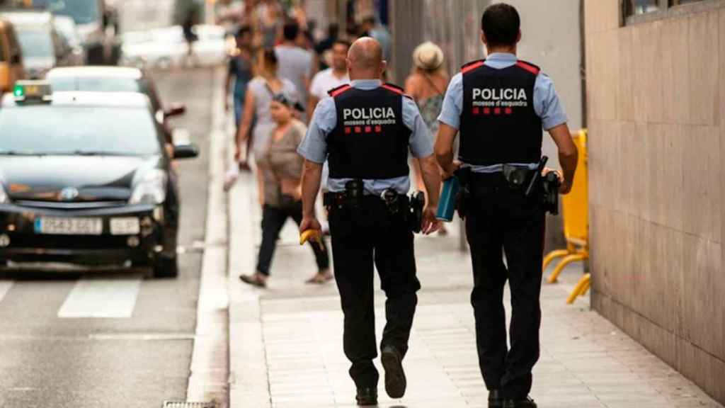 Dos agentes de los Mossos patrullando en las calles de Barcelona en una imagen de archivo / CEDIDA