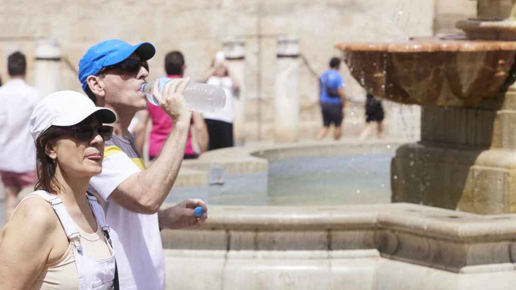 Un hombre bebe agua para combatir el calor en Barcelona