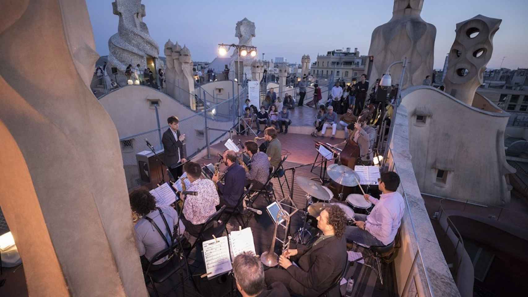 Músicos de jazz actuando en la azotea de La Pedrera / LA PEDRERA